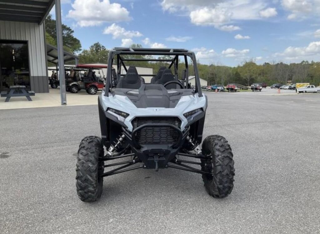 Le 2025 Polaris RZR XP 4 1000 est un UTV sportif 4 places neuf avec moteur 999 cm3, transmission AWD et système audio Rockford Fosgate. Idéal pour les dunes et sentiers français.