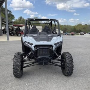 Le 2025 Polaris RZR XP 4 1000 est un UTV sportif 4 places neuf avec moteur 999 cm3, transmission AWD et système audio Rockford Fosgate. Idéal pour les dunes et sentiers français.